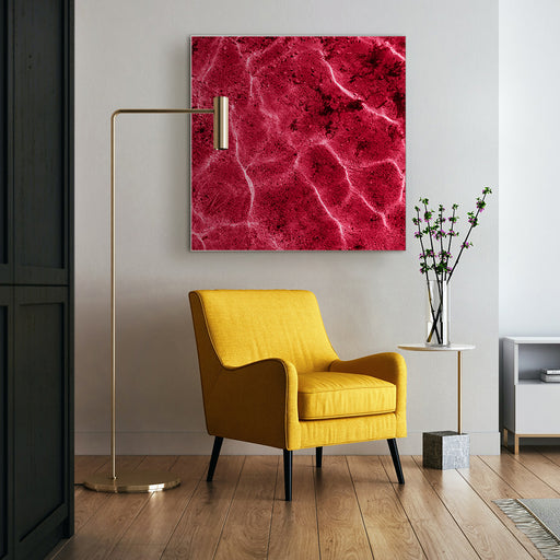 Akustikbild hängt an der Wand. Das Motiv des Akustikbildes ist eine wasserspiegelung in der Trendfarbe 2023 Viva Magenta